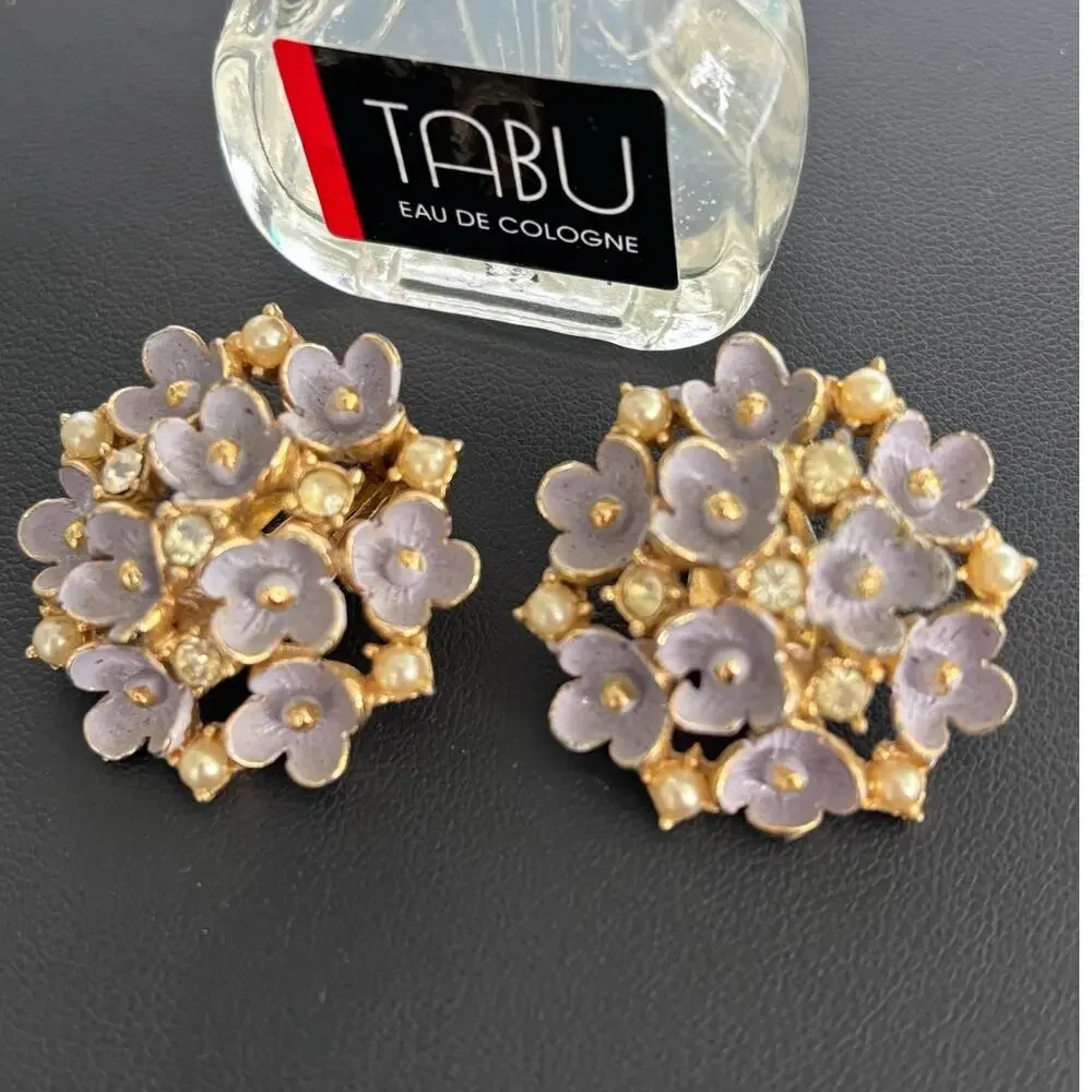 VINTAGE Forget Me Not Rhinestone & Pearl Gold Tone Clip On Earrings - Picture 2 of 6